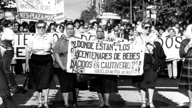 Abuelas de Plaza de Mayo en una marcha por la búsqueda de los nietos robados