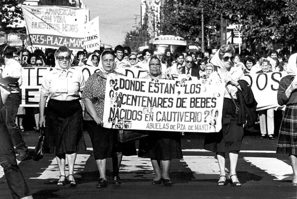 Abuelas de Plaza de Mayo en una marcha por la búsqueda de los nietos robados