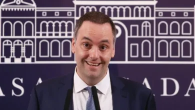 Manuel Adorni en una conferencia de prensa