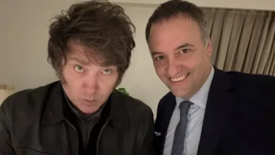Javier Milei y Manuel Adorni en una reunión