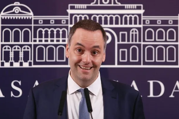 Manuel Adorni en una conferencia de prensa