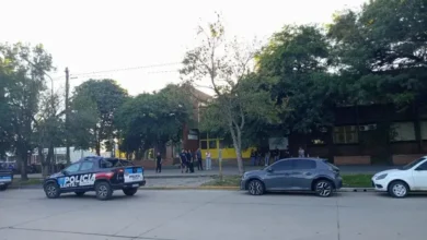 Estudiantes llorando afuera de la escuela después del tiroteo