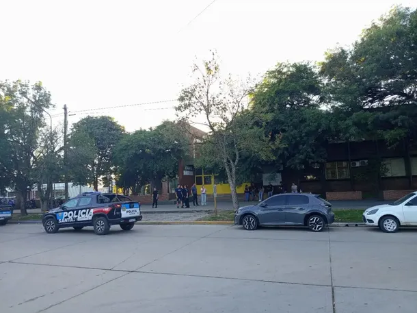 Estudiantes llorando afuera de la escuela después del tiroteo
