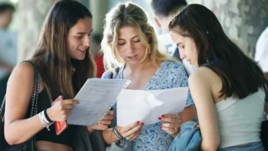 Jóvenes estudiando idiomas en una computadora