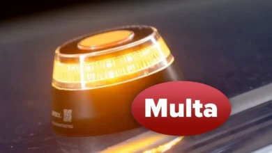 Imagen de una baliza V16 en la carretera