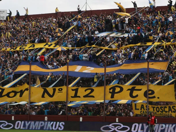 Imágenes de los jugadores de Lanús y Boca en acción durante un partido