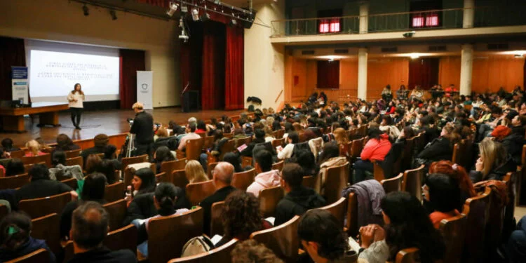 Imágenes de profesionales de la salud mental en acción