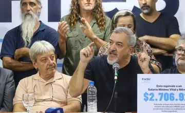 Imagen de una persona trabajando con una expresión de preocupación