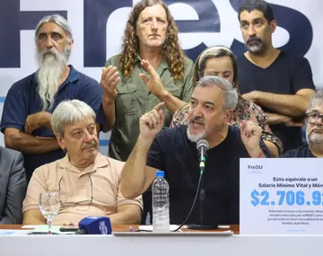 Imagen de una persona trabajando con una expresión de preocupación