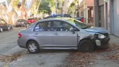 Imagen de un auto volcado después de un choque en Villa Luro