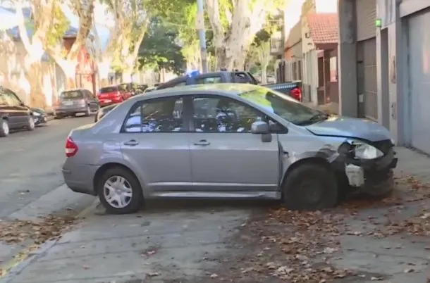 Imagen de un auto volcado después de un choque en Villa Luro