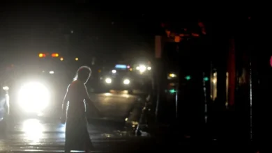 Imagen de un poste de electricidad dañado por la tormenta