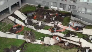 Imagen de un edificio con un patio interno colapsado en Parque Patricios