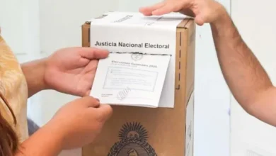 Imagen de una urna electoral con boletas