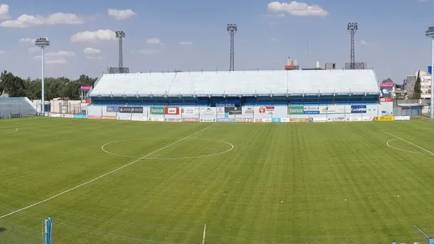 Imagen de los jugadores de River Plate y Estudiantes de Río Cuarto en el campo de juego
