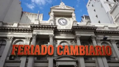 Imagen de un edificio del Banco Central con una bandera argentina