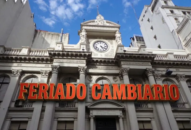 Imagen de un edificio del Banco Central con una bandera argentina