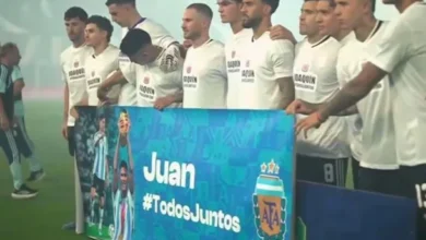 Jugadores de la Selección Argentina con remeras y carteles en apoyo a Foyth y Panichelli