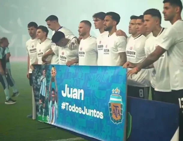 Jugadores de la Selección Argentina con remeras y carteles en apoyo a Foyth y Panichelli