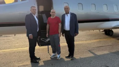 Nahuel Gallo sonriente en una cena familiar