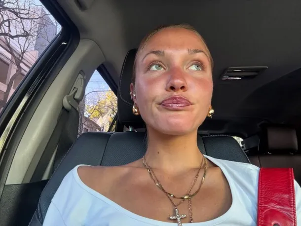 Sofía Solá en un casamiento con un look polémico