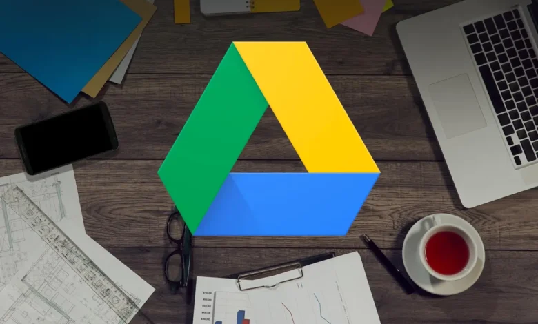 Imagen de una persona utilizando la app de Google Drive para escanear un documento