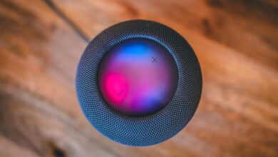 Imagen del HomePod con pantalla de Apple