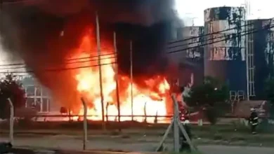 Incendio en el Parque Industrial Pilar con una gran columna de humo negro