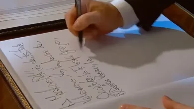 Javier Milei firmando el Libro de Honor del Congreso