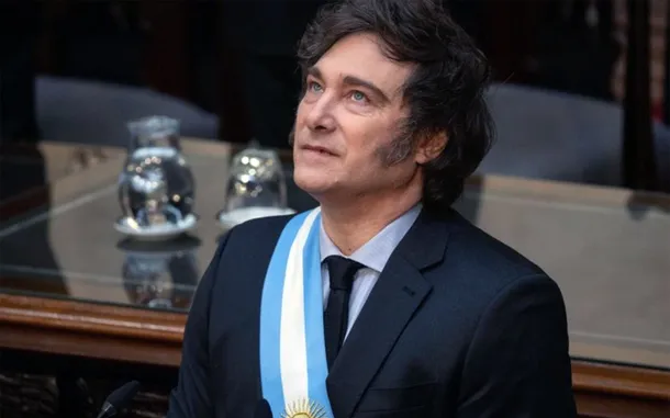 Imagen de un juez en una sala de tribunal, con un fondo de libros de leyes y un escritorio con documentos