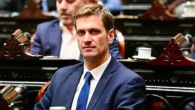 Diputado del PRO con rifle de aire comprimido en el Congreso