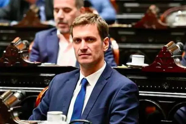 Diputado del PRO con rifle de aire comprimido en el Congreso