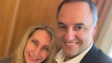 Karina Milei y Manuel Adorni sonríen juntos en una fotografía