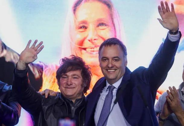 Imagen de Manuel Adorni y Javier Milei en una conferencia de prensa