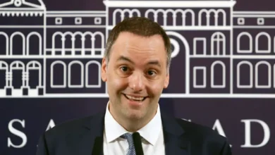 Manuel Adorni en una reunión oficial