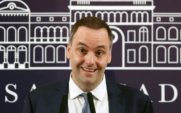 Manuel Adorni en una reunión oficial