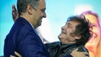 Javier Milei y Manuel Adorni en un evento en la Bolsa de Comercio de Córdoba