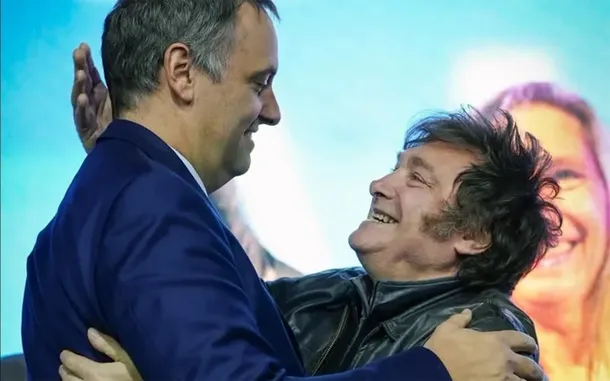 Javier Milei y Manuel Adorni en un evento en la Bolsa de Comercio de Córdoba