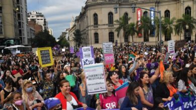 Mujeres marchando con carteles y banderas en una manifestación feminista