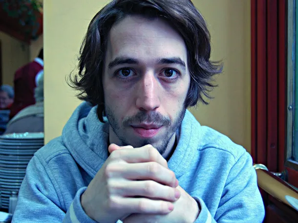 Martín Piroyansky en su bar, Café Mar del Plata