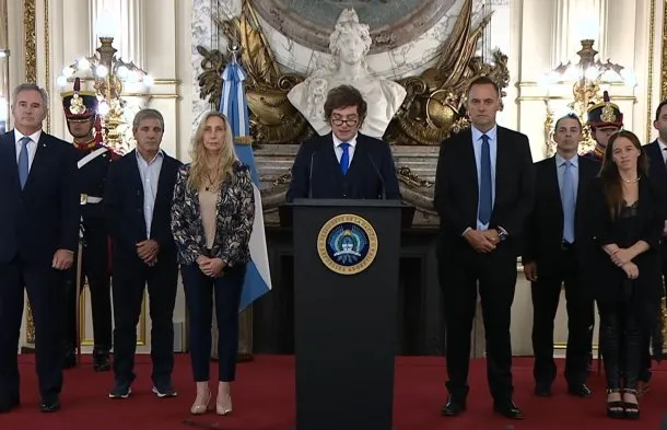 Imagen de Javier Milei anunciando la Ley Anti-Expropiaciones en una cadena nacional
