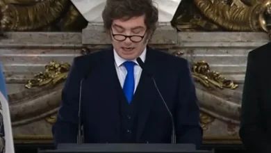 Javier Milei en la cadena nacional con su equipo