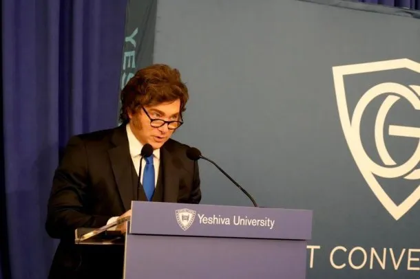 Javier Milei hablando en una universidad judía de Nueva York