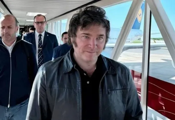 Javier Milei en un avión presidencial