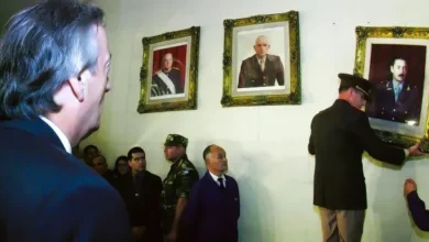 Néstor Kirchner mandando a bajar el cuadro de Videla y Bignone del Colegio Militar
