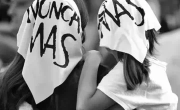 Manifestantes llevan consignas y carteles durante la marcha por la memoria, la verdad y la justicia