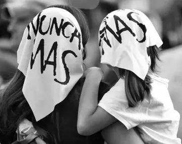 Manifestantes llevan consignas y carteles durante la marcha por la memoria, la verdad y la justicia