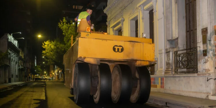 Trabajos nocturnos de reparación vial en la calle 27 de Abril, Córdoba