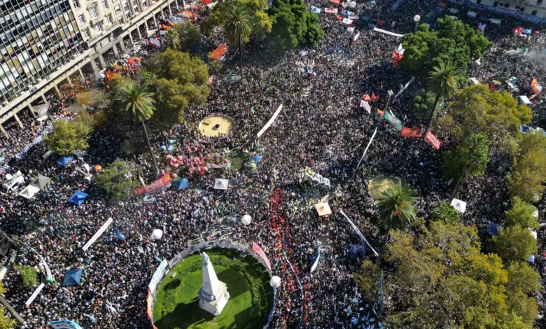 Multitudinaria movilización en Plaza de Mayo