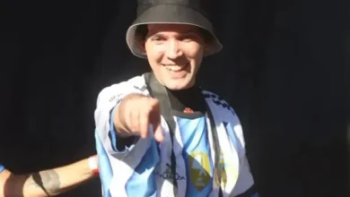 Pablo Grillo en Plaza de Mayo, sonriente y con cámaras en la mano